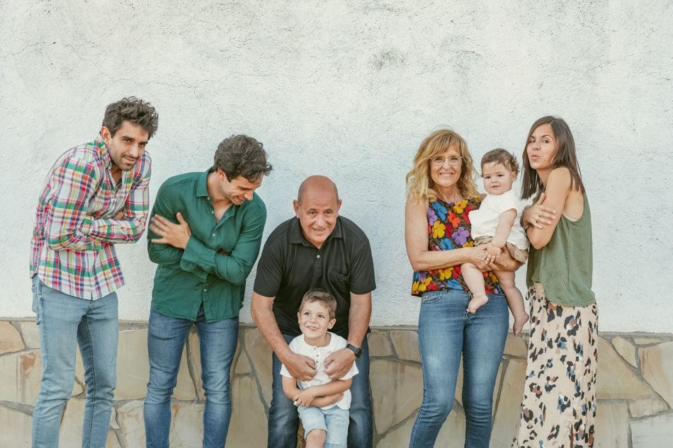 Familia de varias generaciones en Sesión de fotos de familia en exterior en Barcelona