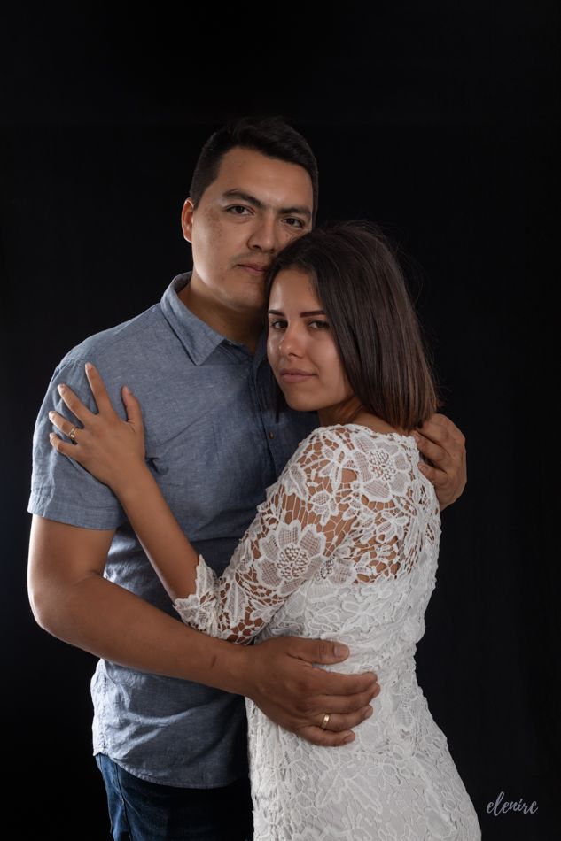 Abrazados Aniverdario de pareja Sesion de fotos de pareja para celebrar el aniversario elenircfotografia
