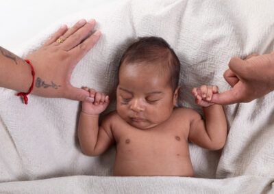 fotografia del primer mes del bebé en familia por Elena Rubio elenirc fotógrafa de Mollet del Vallès en elenircfotografia