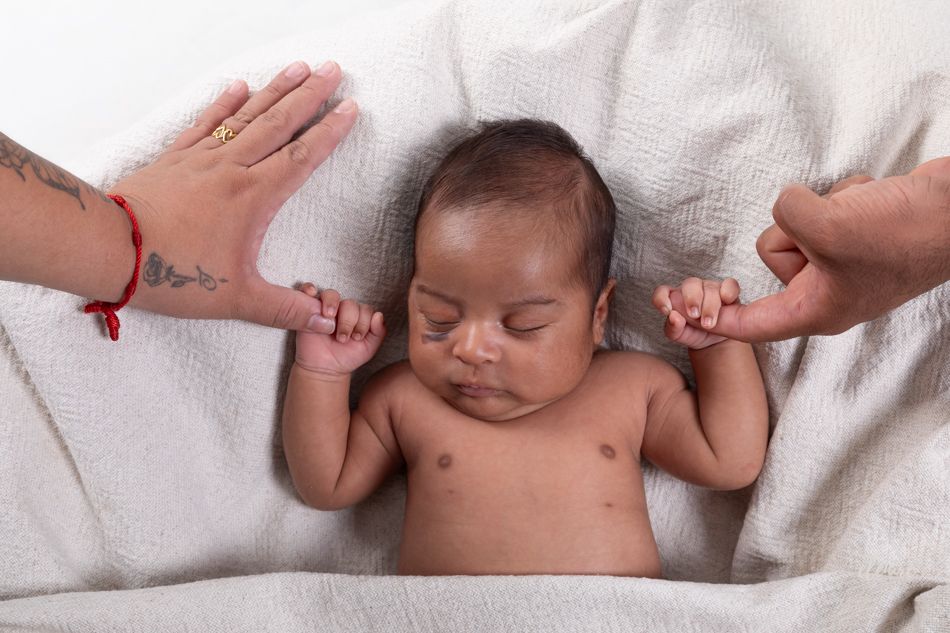 fotografia del primer mes del bebé en familia por Elena Rubio elenirc fotógrafa de Mollet del Vallès en elenircfotografia