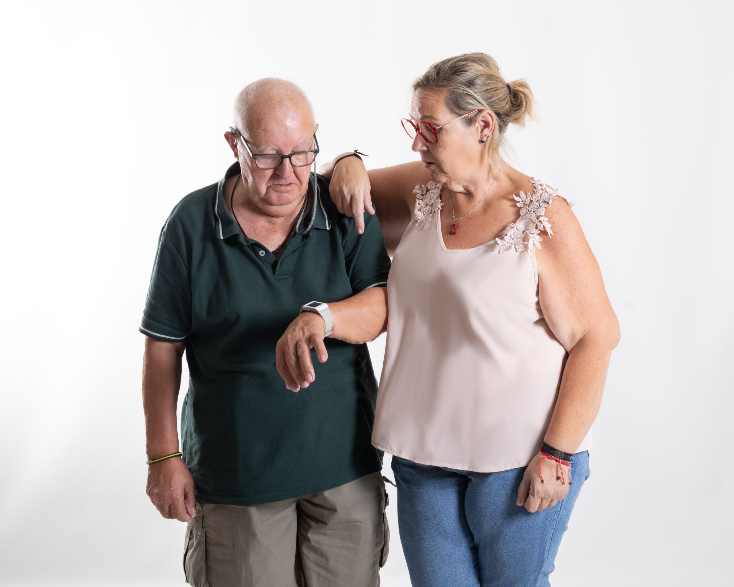 Padre e hija en una sesión familiar sorpresa | Mollet del Vallès Hija junto a su padre mayor durante una sesión de fotografía familiar en estudio en Mollet del Vallès, preparada como sorpresa después de salir del centro de día.