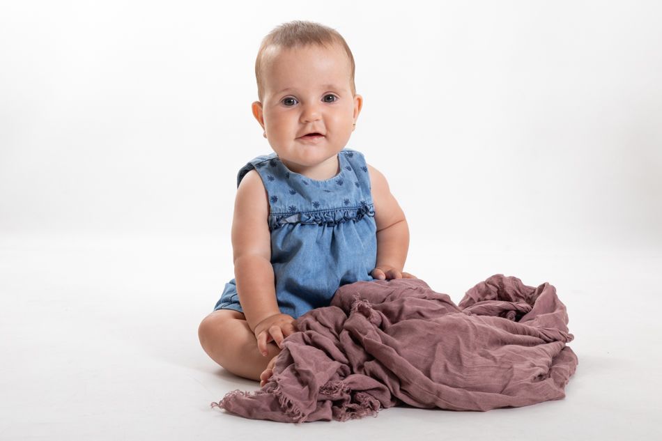 fotografia de bebé con 8 meses para sesiones de seguimiento por elenircfotografia