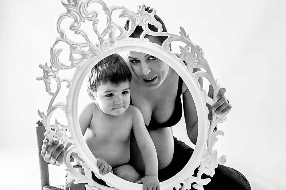 madre embarazada con su hijo mayor en sesión natural en estudio