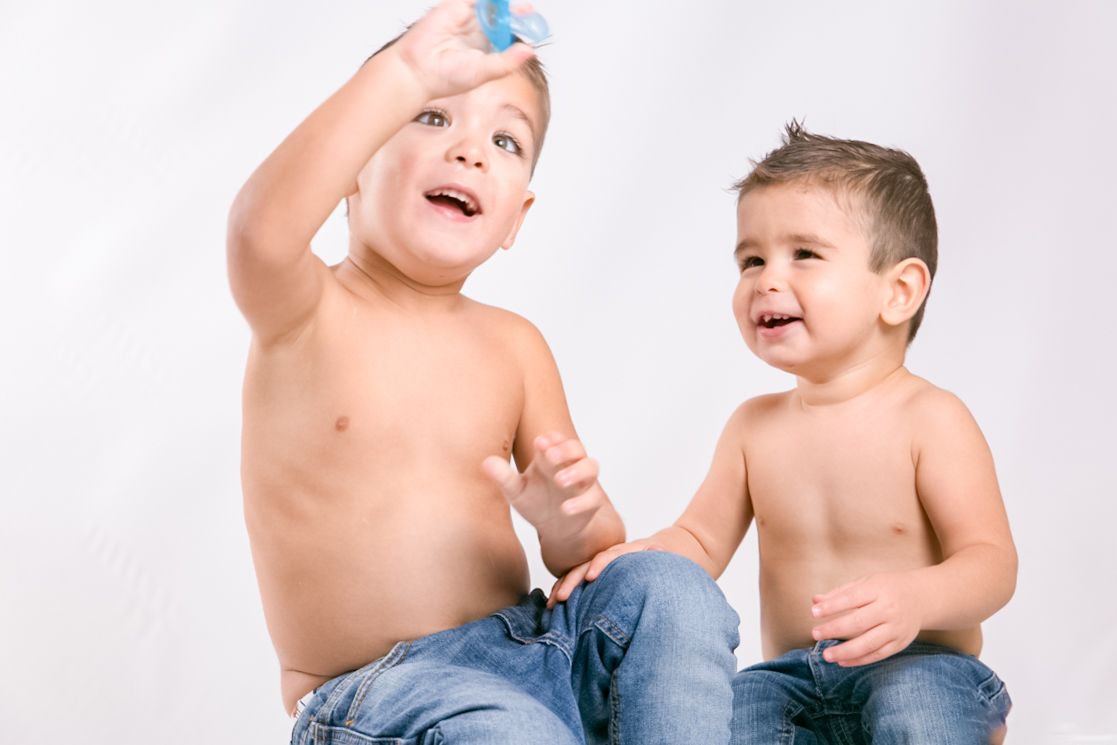 Un año después del embarazo. Fotografía infantil de hermanitos en Mollet del Vallès por Elena Rubio fotografa en elenircfotografia