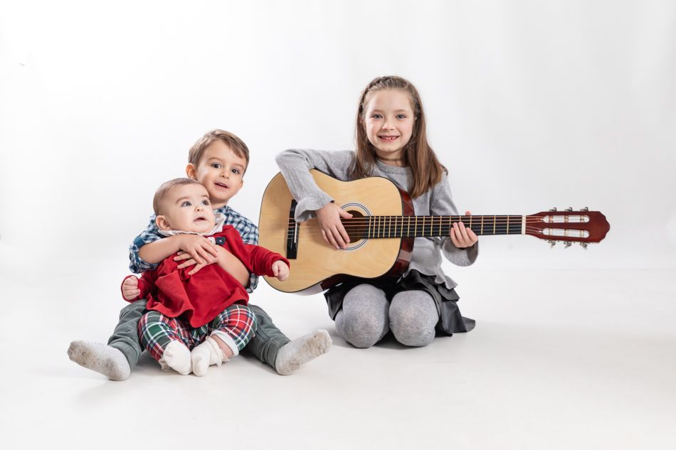 Regalar una foto a los abuelos : Sesión de fotos con los primos en estudio en Mollet del Vallès elenircfotografia