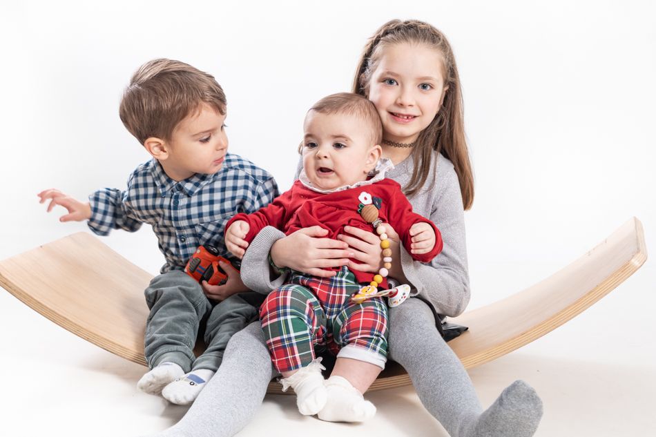 Bonito regalo para la abuela Sesión de fotos con los primos en estudio en Mollet del Vallès elenircfotografia