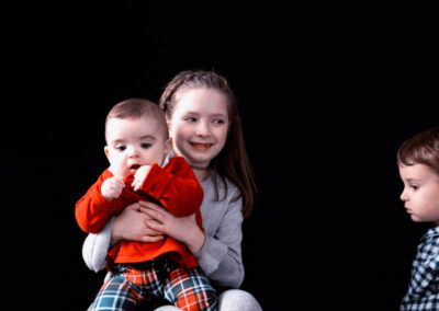 Sesión de fotos con los primos en estudio en Mollet del Vallès elenircfotografia