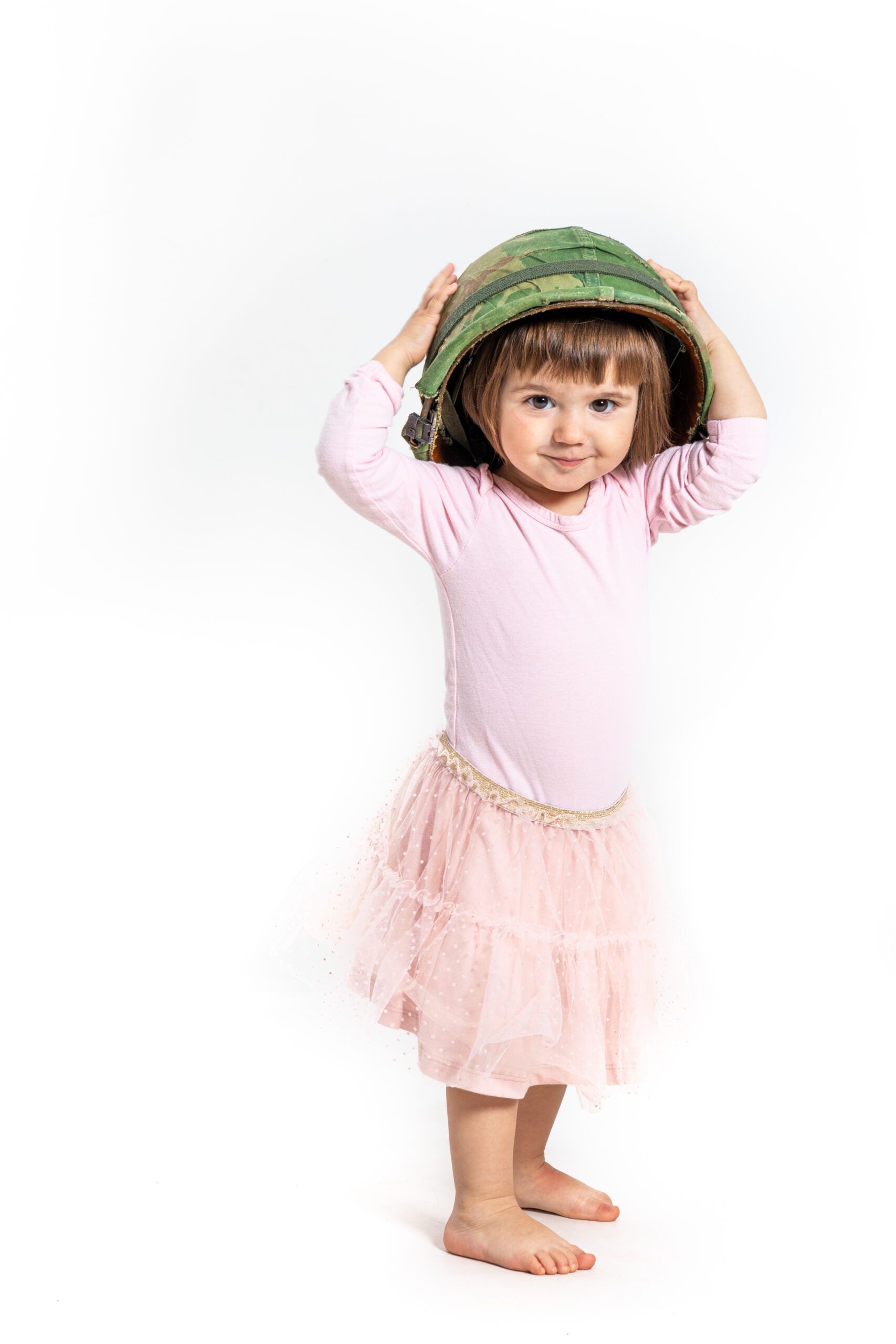 Fotografía infantil de Carnaval en estudio, niña jugando con disfraz en mini sesión fotográfica