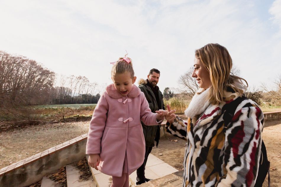 sesion de fotos de en familia exterior paseo de invierno elenircfotografia