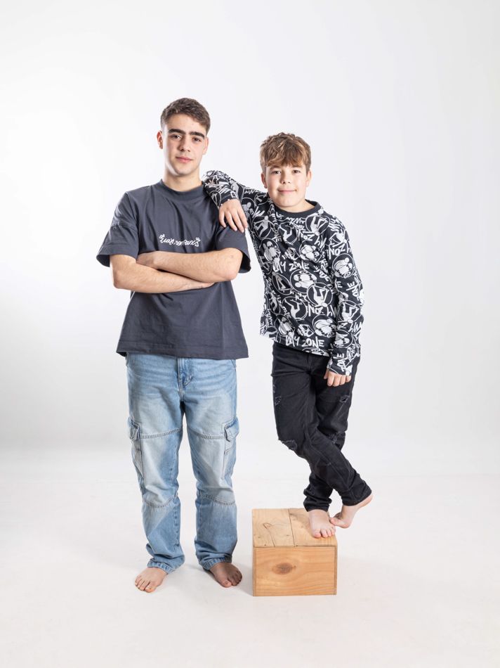 Dos hermanos en estudio · Elenirc Fotografia dos hermanos compartiendo un momento en estudio en el Vallès