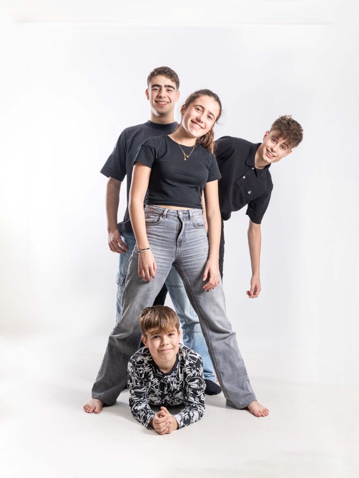 Primos de distintas edades · fotografía documental en estudio primos pequeños y adolescentes jugando juntos durante una sesión en estudio