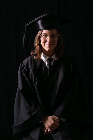 Retrato de graduación en estudio en Mollet del Vallès sobre fondo negro