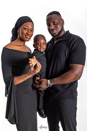 Sesión familiar anual por el cumpleaños de su hijo | Mollet del Vallès Madre, padre e hijo pequeño durante una sesión de fotos en estudio en Mollet del Vallès, una tradición familiar que repiten cada cumpleaños del niño.