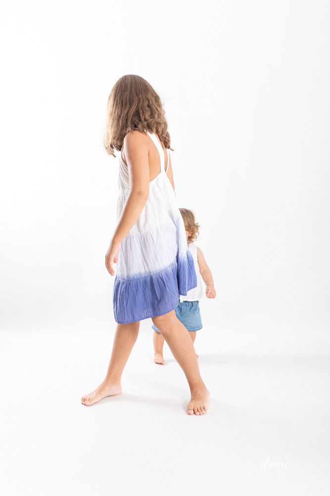 Dos hermanas caminando en direcciones distintas durante una fotografía conceptual infantil en estudio en Mollet del Vallès, por Elenirc Fotografia.