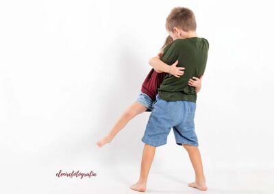elenircfotografia fotografia infantil en Barcelona por Elena Rubio. un abrazo entre hermanos