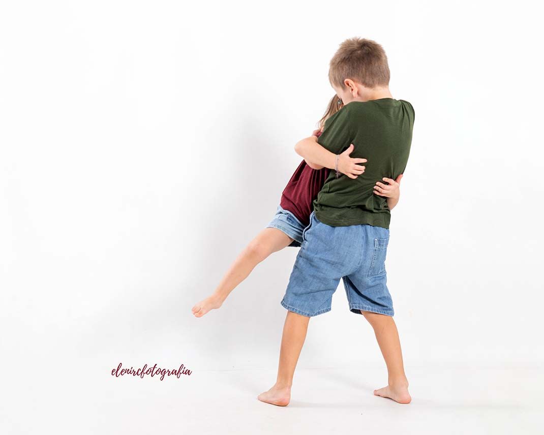 elenircfotografia fotografia infantil en Barcelona por Elena Rubio. un abrazo entre hermanos