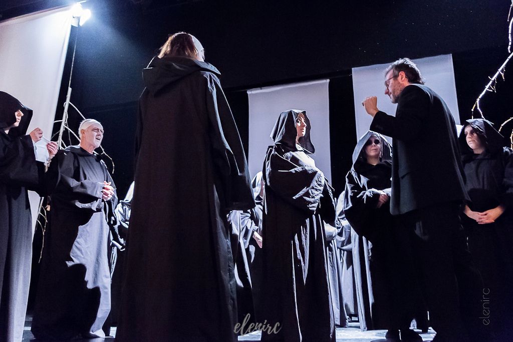 Fotografía de evento escénico en teatro con elenco en escena en Barcelona