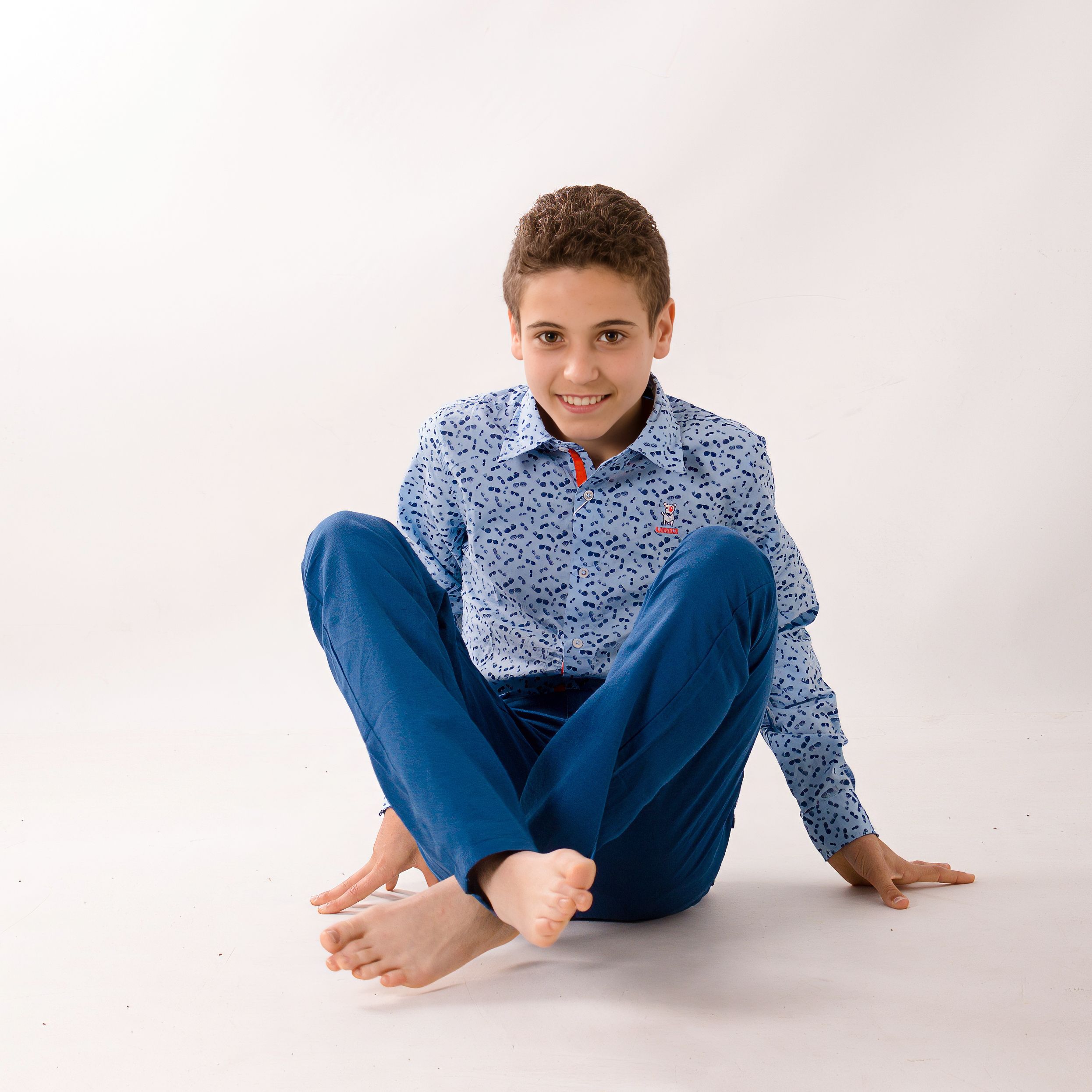 Retrato infantil editorial en estudio, fotografía para catálogo de moda infantil