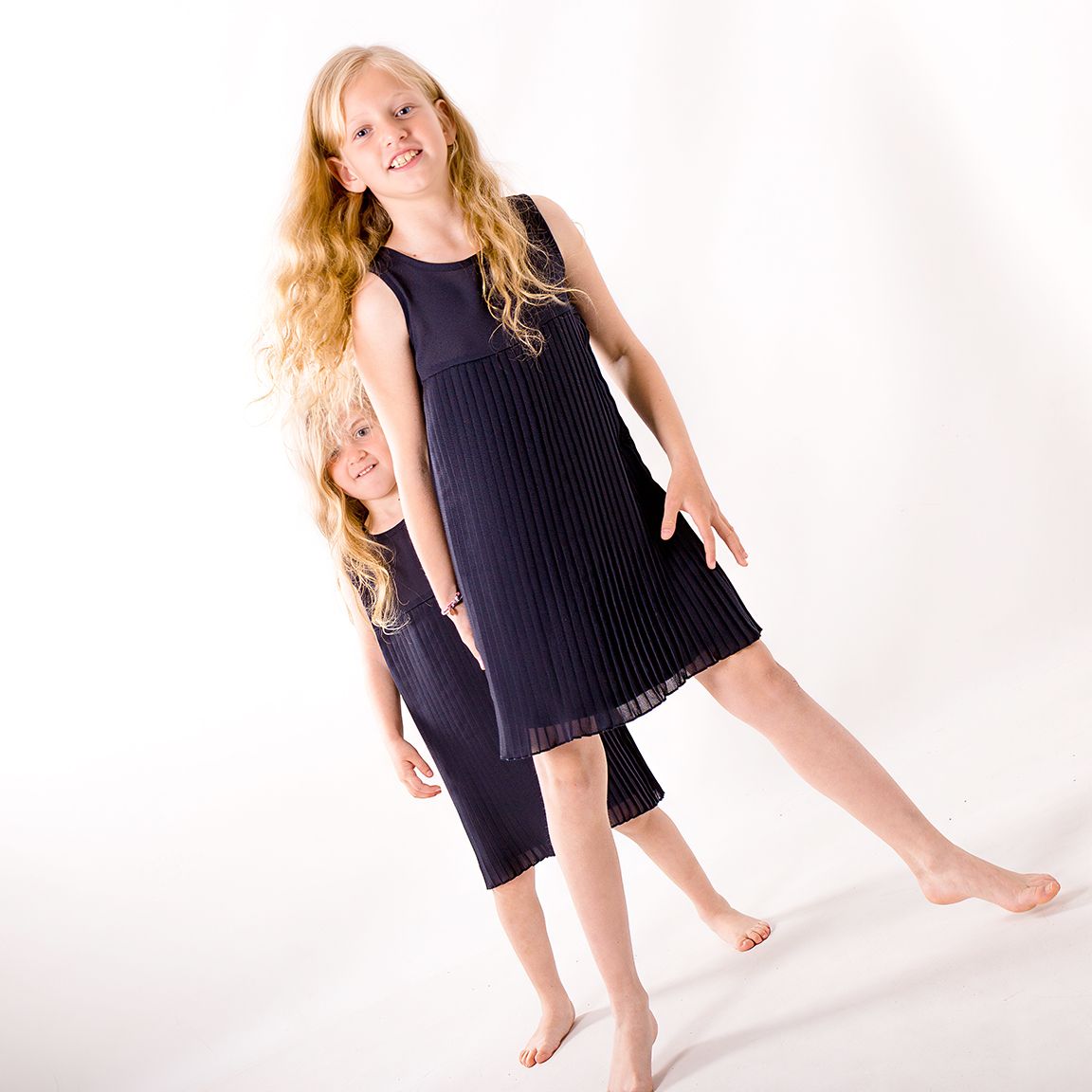 Fotografía de moda infantil en estudio, imagen editorial para campaña de temporada