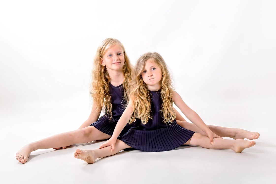 Fotografía de moda infantil editorial con dos niñas, imagen para identidad visual de marca
