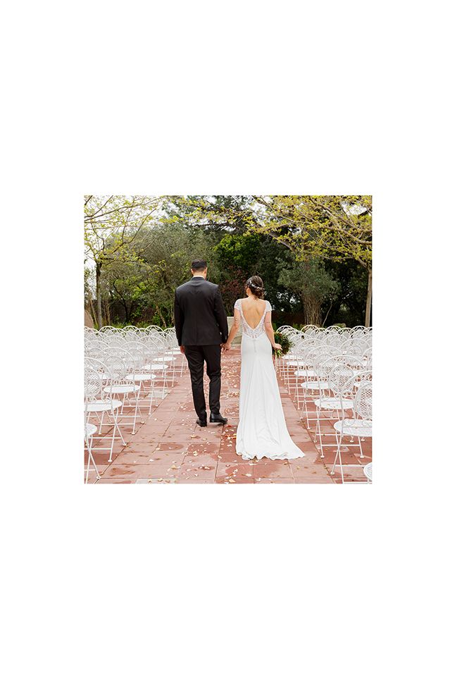 Novios caminan de espaldas durante el reportaje de boda en el Serrat de l'ametlla en l'Ametlla del Vallès · Elenirc Fotografia