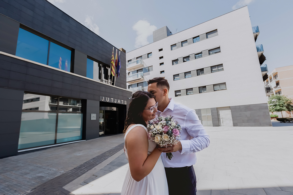 Boda civil en juzgados de Mollet del Vallès con pareja recién casada en exterior