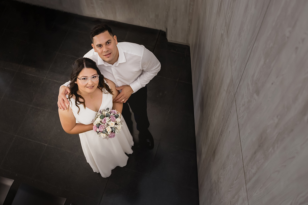 Pareja tras boda civil en juzgados de Mollet del Vallès vista cenital con ramo de novia
