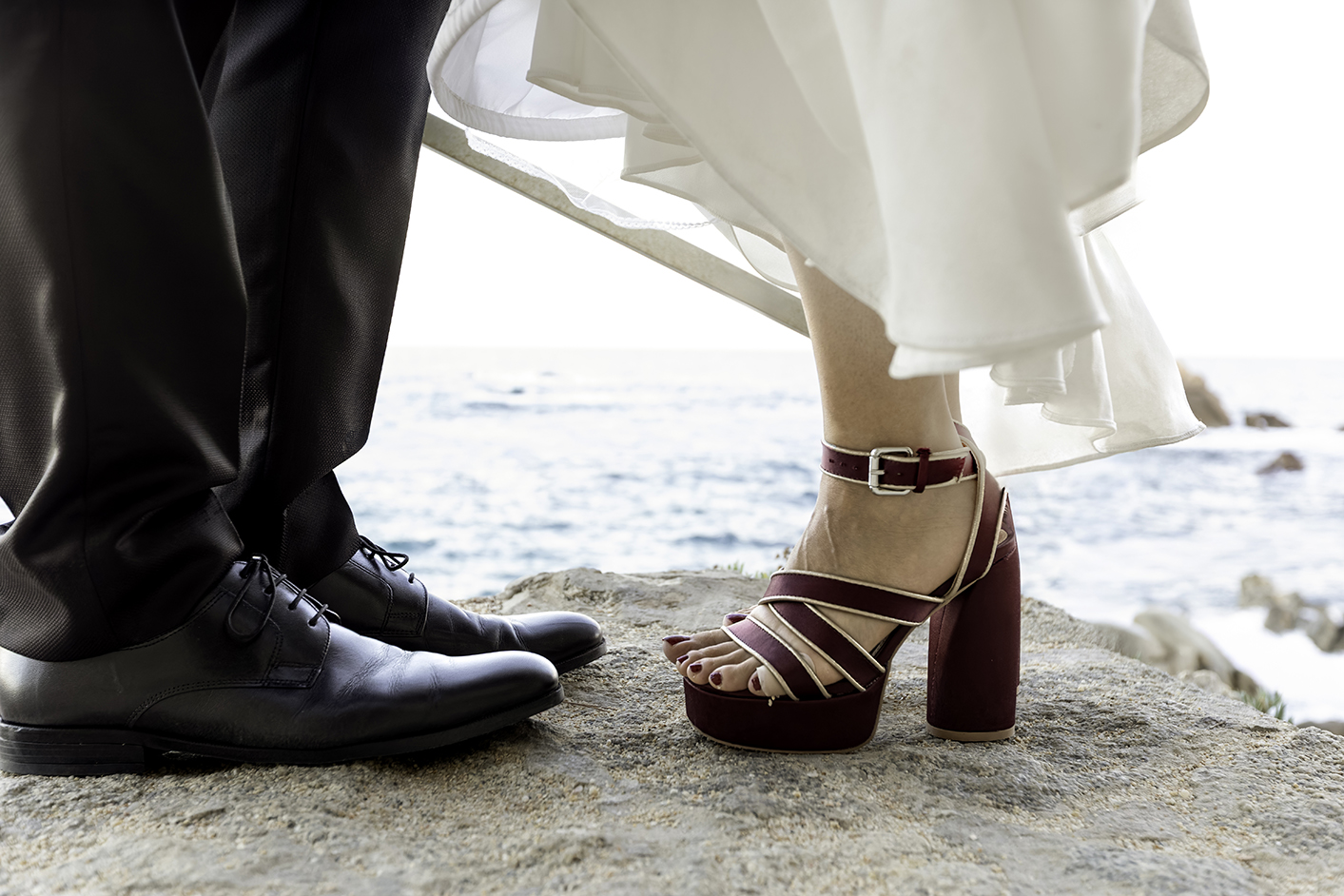 Detalle de los zapatos de una pareja durante una boda en la Costa Brava, fotografía documental de boda