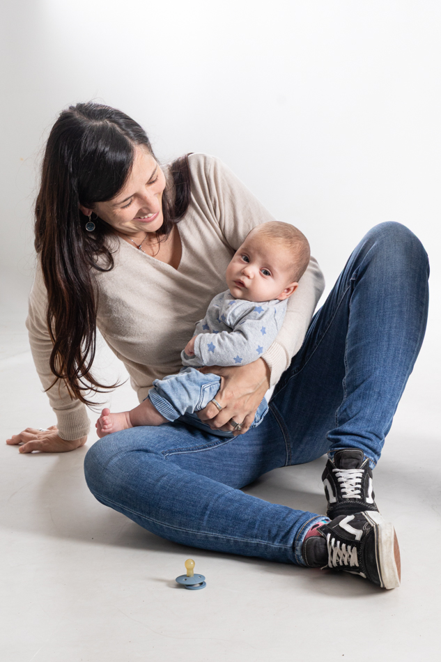 mama con bebe de un mes