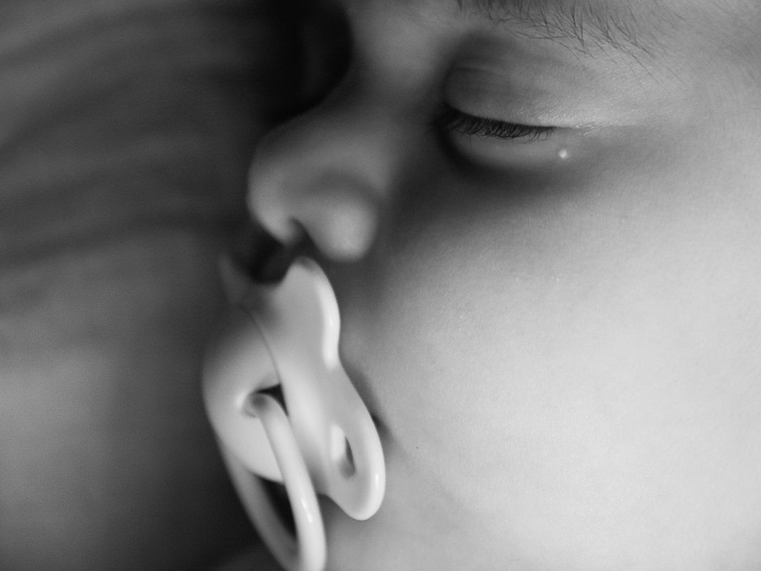 bebé dormido con chupete en primer plano en blanco y negro