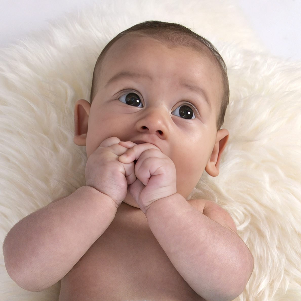 bebé sonriente durante sus primeros meses de vida