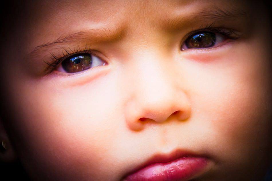 primer plano de rostro de bebé con mirada intensa