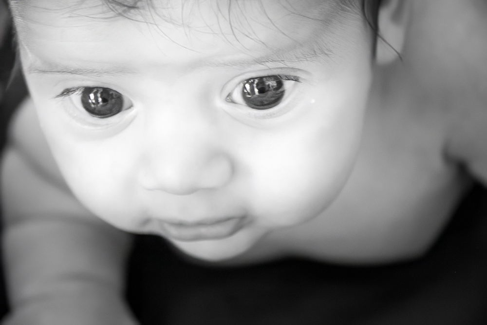 retrato en blanco y negro de bebé en primer plano