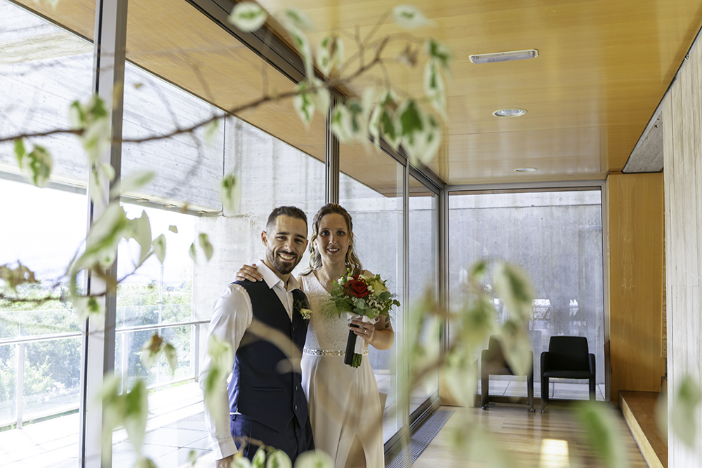 Boda civil en ayuntamiento de Mollet del Vallès con pareja recién casada en interior luminoso