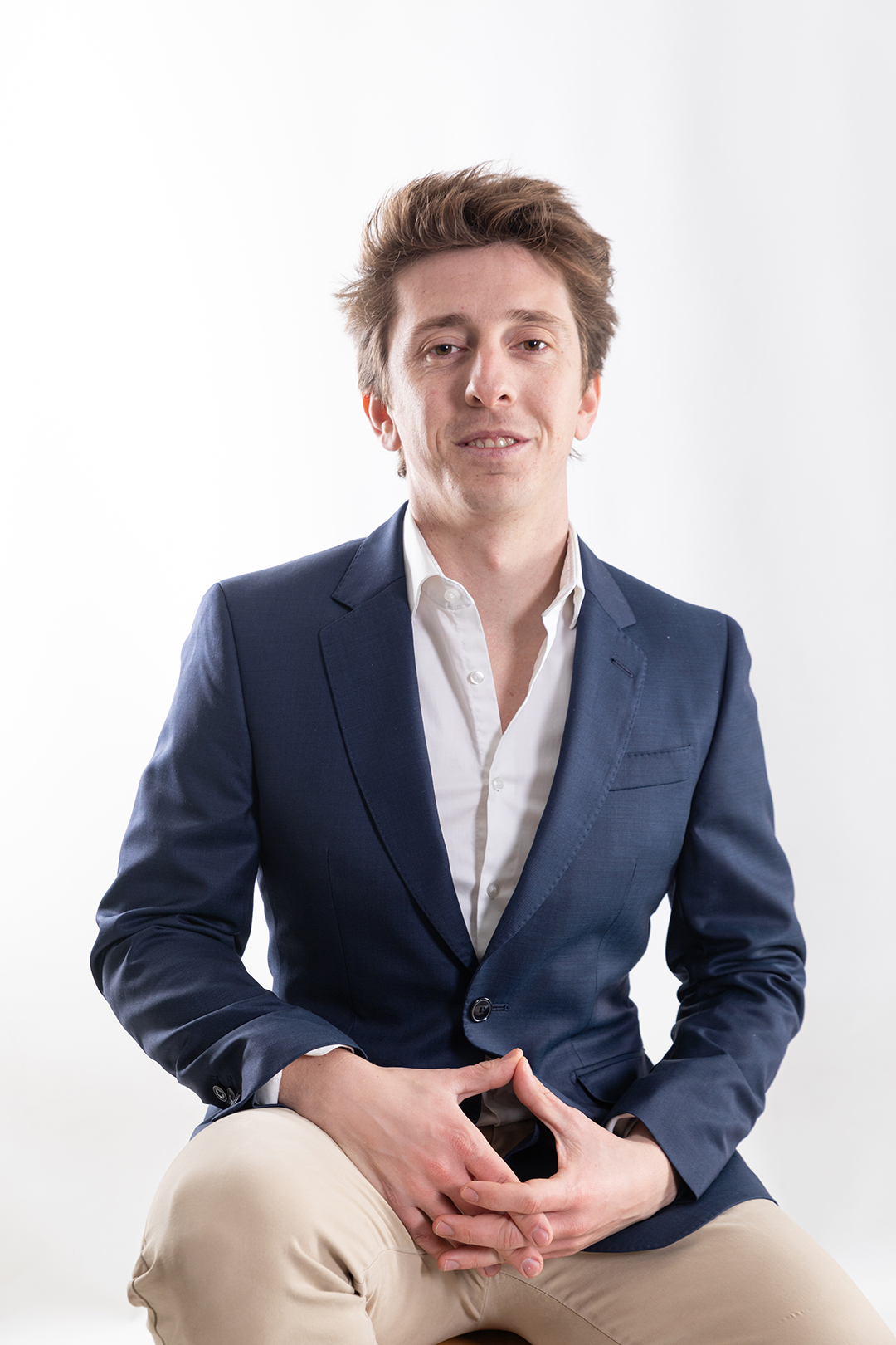 Retrato profesional en estudio para perfil de LinkedIn y presentación profesional