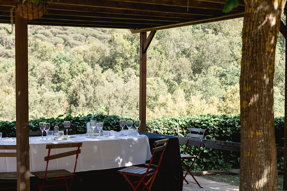 Terraza exterior decorada para banquetes y eventos familiares en Can Freginals Turisme Rural, Llinars del Vallès