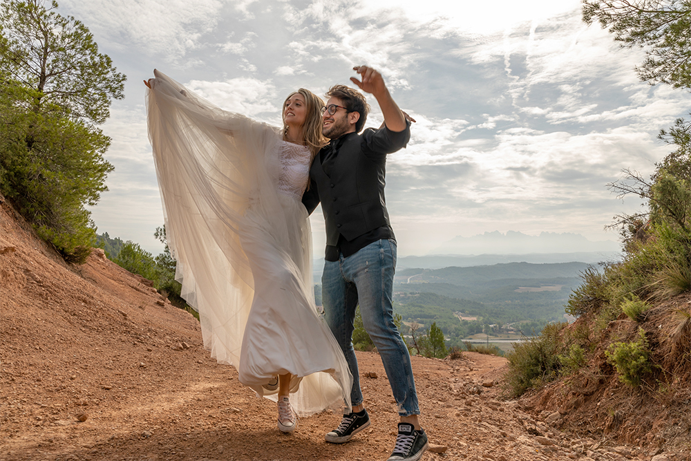 Pareja de recién casados bailando en un entorno natural durante el día de su boda, fotografía documental de boda