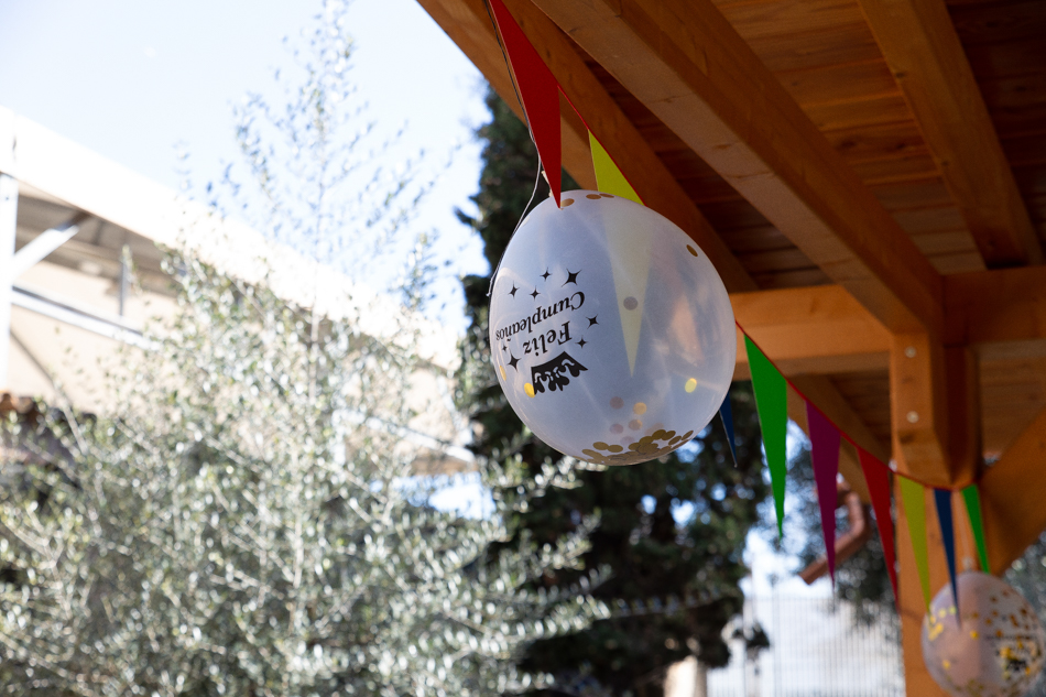 decoración de cumpleaños con guirnaldas en una celebración familiar al aire libre