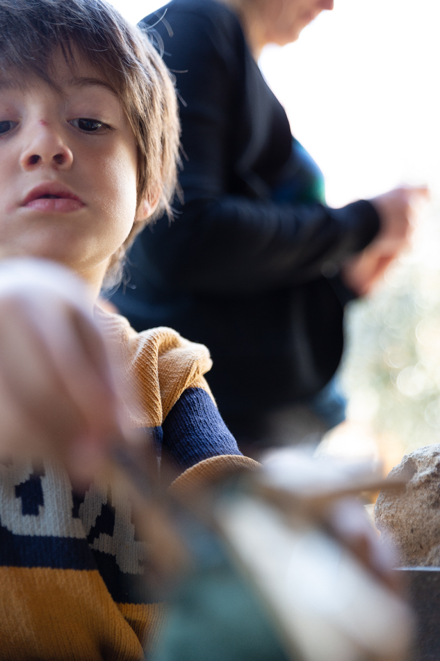 Reportaje de fotografía familiar en casa | Elenirc Fotografia Niño se acerca a la cámara durante un reportaje de fotografía familiar en casa, por Elenirc Fotografia.