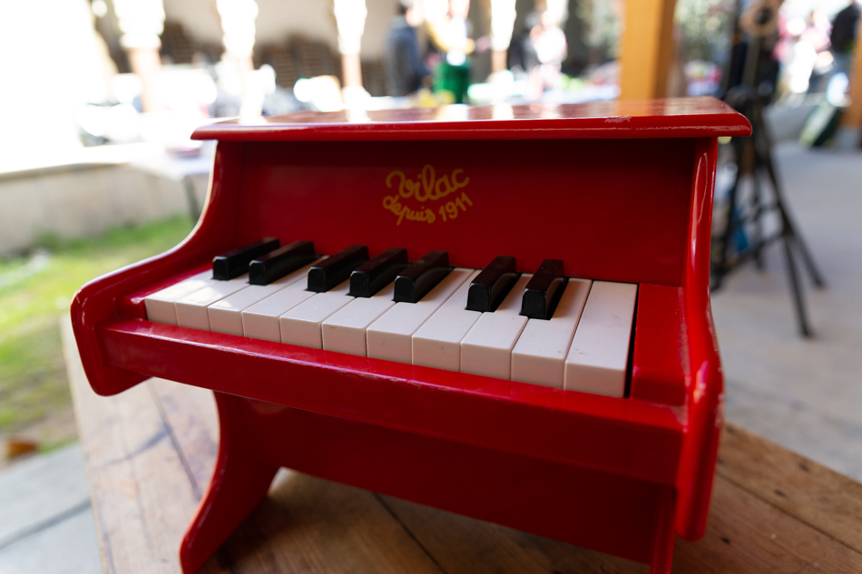piano rojo en una celebración o fiesta de cumpleaños
