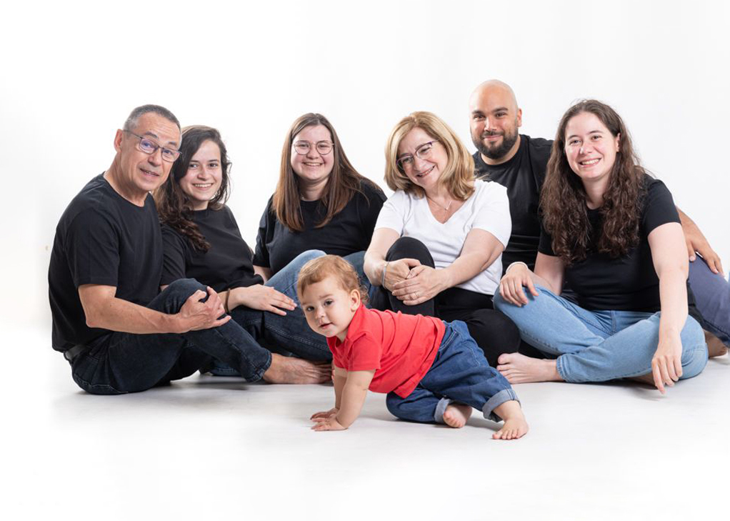 Familia reunida para celebrar el primer año del bebé | Mollet del Vallès. Bebé de un año con su familia materna, de distintos orígenes y LGTBIQ+, durante una sesión anual de fotografía familiar en estudio en Mollet del Vallès, celebrando cómo crece la familia.