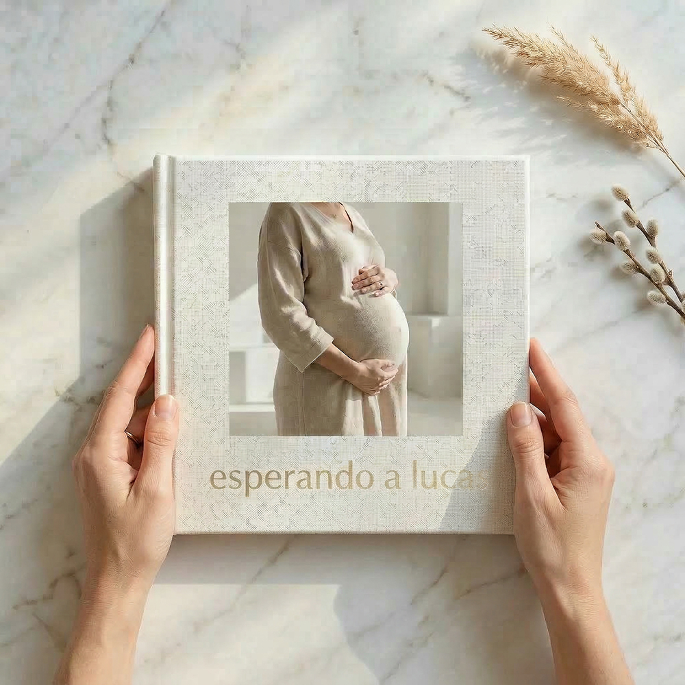 alt="álbum de fotos personalizado cuadrado grande con manos sosteniendo la portada"