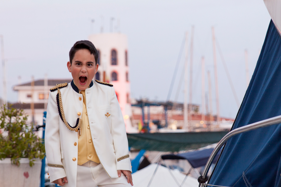 sesión de fotos de comunión en exterior de niño en Sitges vestido de marinero