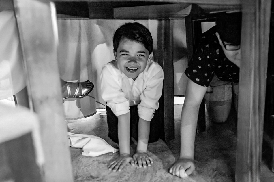 Fotografía de niño de comunión durante la celebración en restaurante en Barcelona