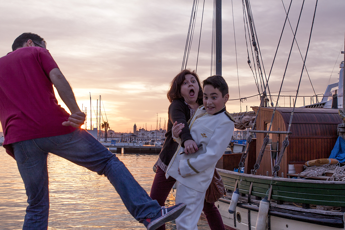 Fotografia de comunión divertida familia con niño de comunion marinero en reportaje en Sitges elenirc