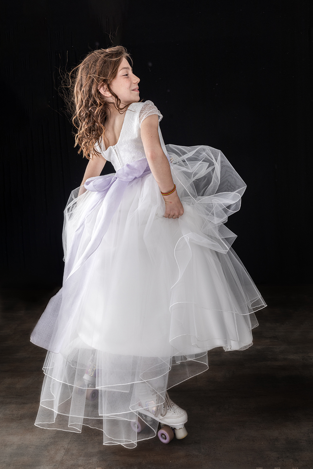 foto de estudio niña de comunion con patines · elenirc
