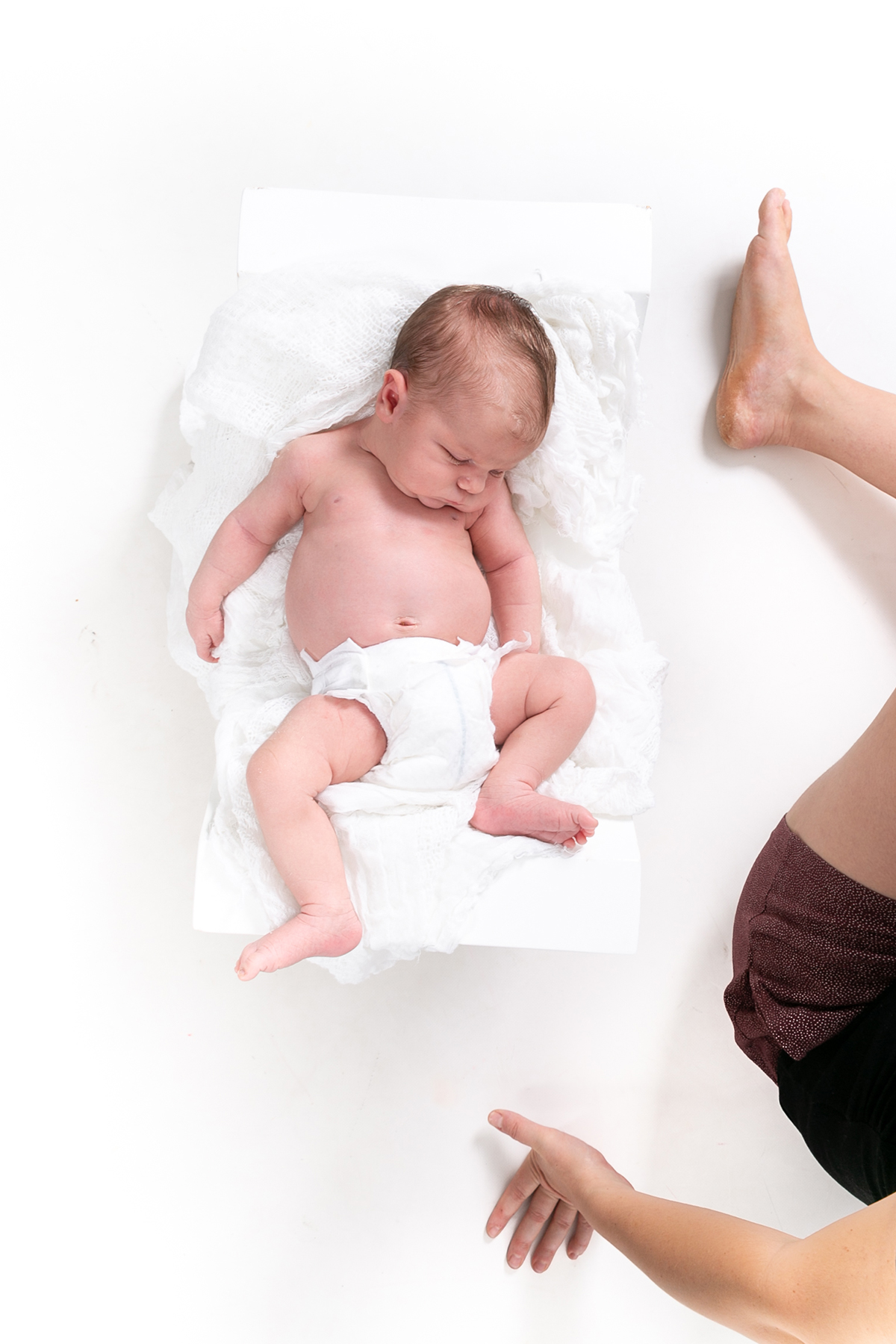 fotografía newborn natural recién nacido durante una sesión en estudio en Mollet del Vallès, Barcelona