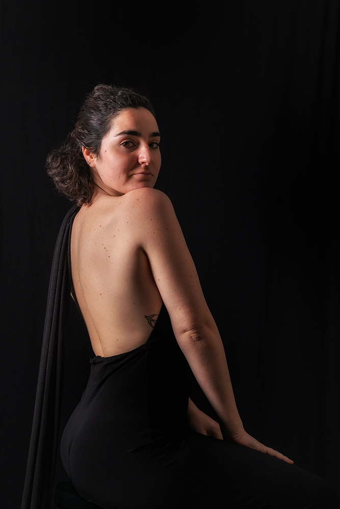 retrato fotografico femenino en estudio con luz controlada