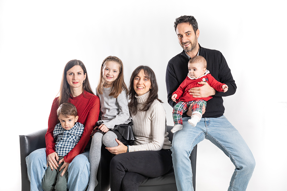 familia reunida en una sesion de fotos familiar en barcelona