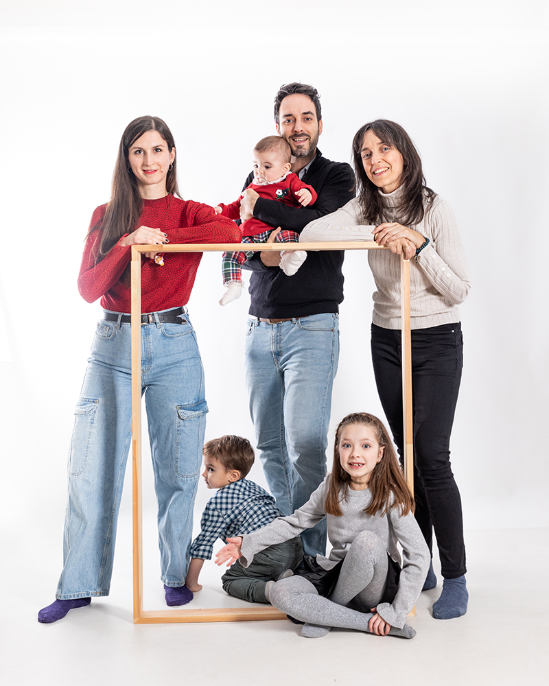 familia posando durante una sesion de fotos de reunion familiar